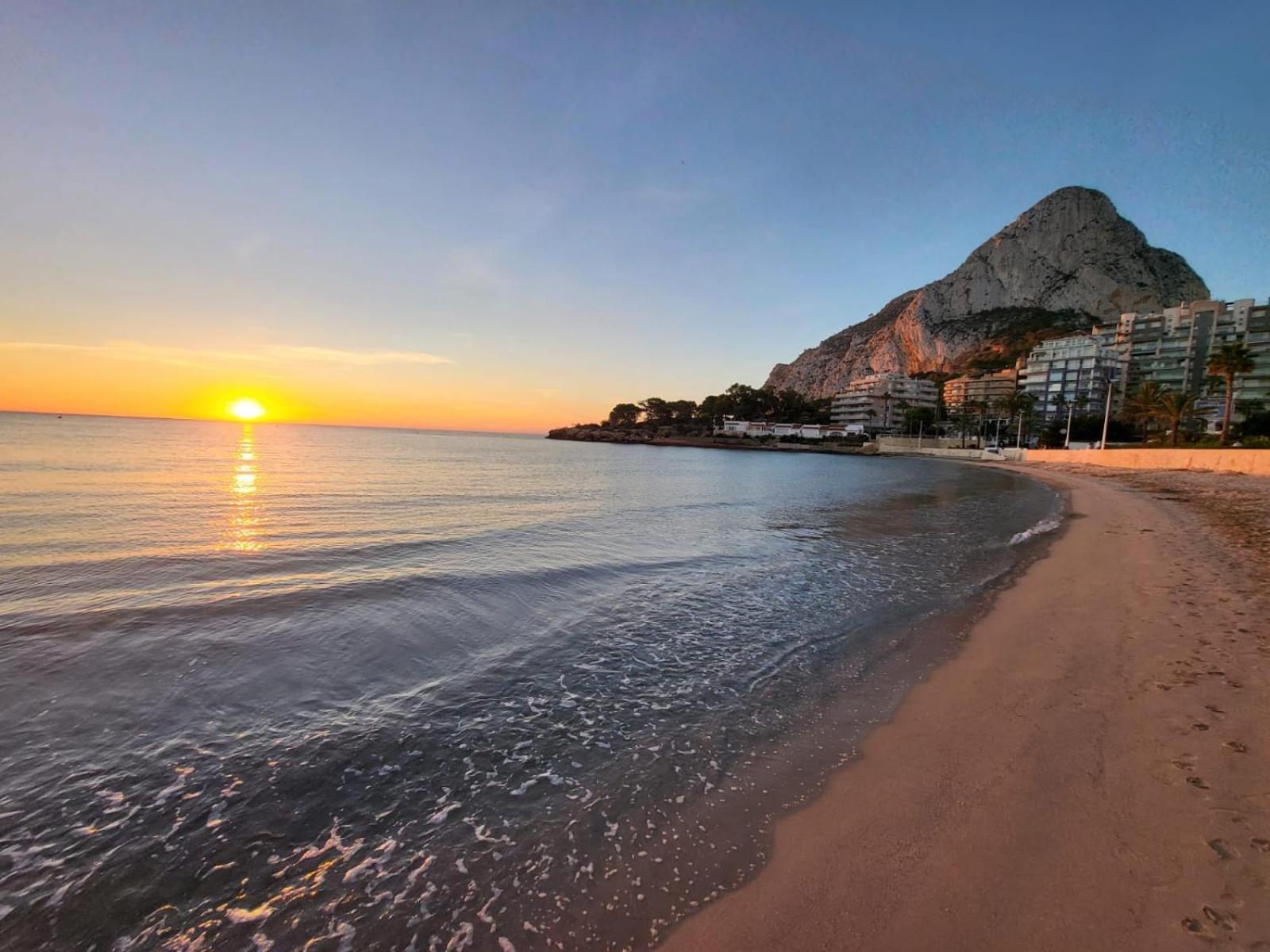 Calpe Beach II - Sea & Pool View Apartment Bagian luar foto